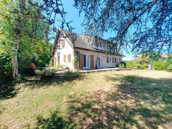 Vaste maison familiale - chambres au calme à Saint Chef sur un grand terrain paysager de 2121 m²