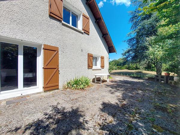 Vaste maison familiale - chambres au calme à Saint Chef sur un grand terrain paysager de 2121 m²