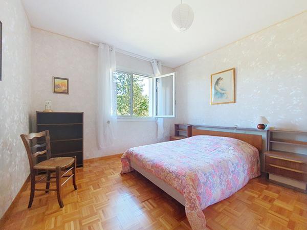 Vaste maison familiale - chambres au calme à Saint Chef sur un grand terrain paysager de 2121 m²