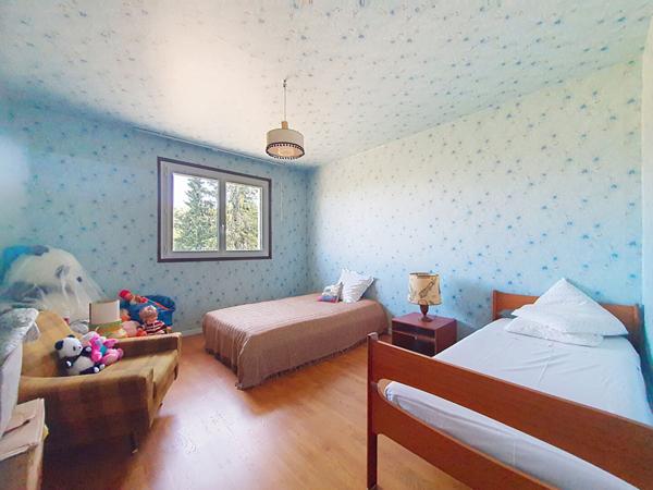 Vaste maison familiale - chambres au calme à Saint Chef sur un grand terrain paysager de 2121 m²