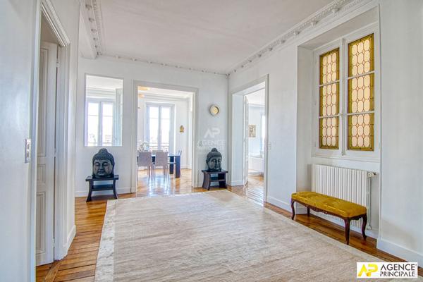 Le Chesnay limite Versailles Rive-Droite Appartement 7 pièces 271 m² carrez situé au 3ème étage d'un immeuble Haussmannien avec ascenseur, cave et jardin partagé €2 360 000 ** - Référence 27187