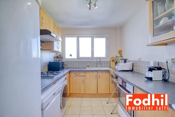 Appartement 4 pièces de 75 m² avec cave et parking en sous-sol.