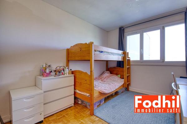 Appartement 4 pièces de 75 m² avec cave et parking en sous-sol.