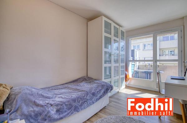 Appartement 4 pièces de 75 m² avec cave et parking en sous-sol.