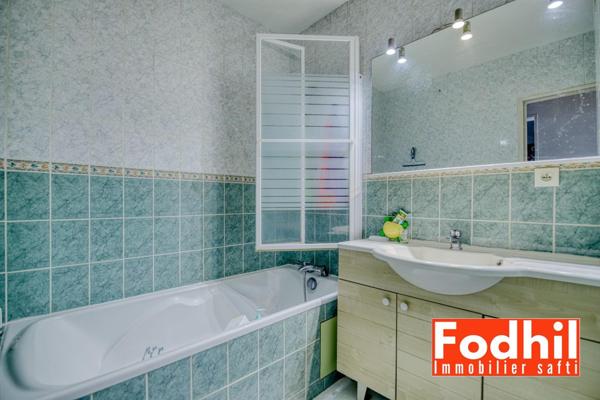 Appartement 4 pièces de 75 m² avec cave et parking en sous-sol.