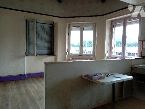 au 2ème et 3ème étage  : appartement F4 atypique en duplex , vue panoramique
Etat à conforter