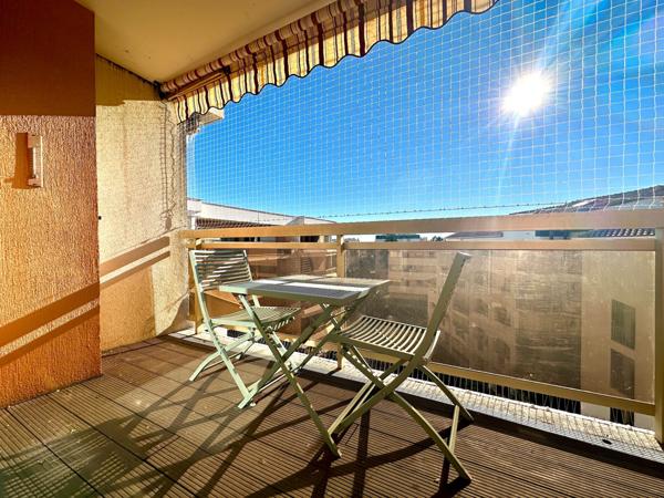 STUDIO CABINE DERNIER ETAGE EN CENTRE VILLE AVEC PARKING PRIVATIF