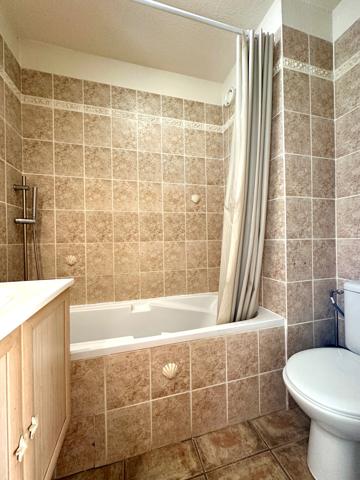 STUDIO CABINE DERNIER ETAGE EN CENTRE VILLE AVEC PARKING PRIVATIF