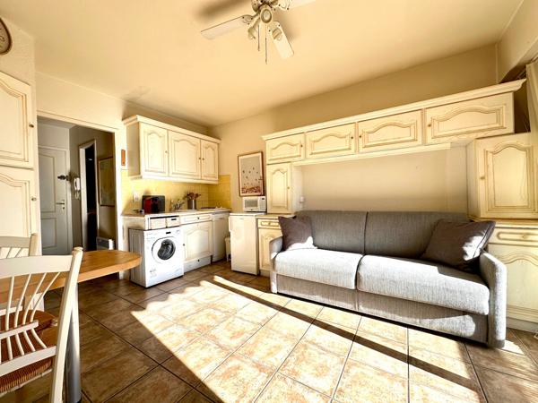 STUDIO CABINE DERNIER ETAGE EN CENTRE VILLE AVEC PARKING PRIVATIF