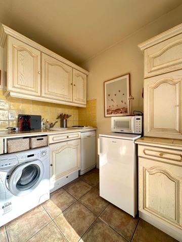 STUDIO CABINE DERNIER ETAGE EN CENTRE VILLE AVEC PARKING PRIVATIF