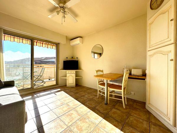 STUDIO CABINE DERNIER ETAGE EN CENTRE VILLE AVEC PARKING PRIVATIF