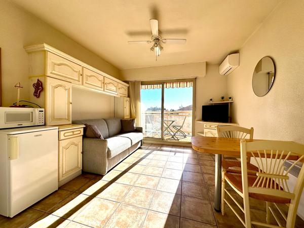 STUDIO CABINE DERNIER ETAGE EN CENTRE VILLE AVEC PARKING PRIVATIF