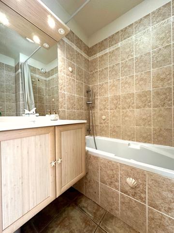 STUDIO CABINE DERNIER ETAGE EN CENTRE VILLE AVEC PARKING PRIVATIF