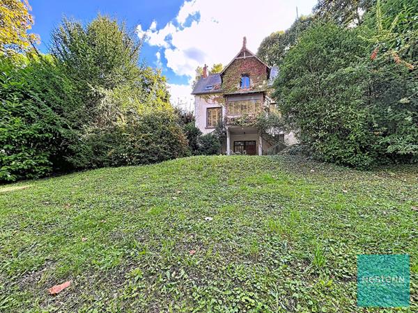 Amboise, maison de charme des années 30 sur parc arboré de 2500m²