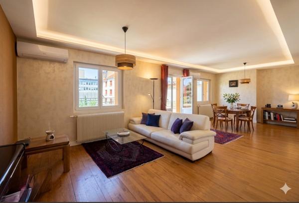 Maison de ville avec terrasse, balcon, jardin et gd garage en hyper centre de Clermont Ferrand