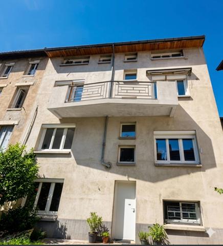 Maison de ville avec terrasse, balcon, jardin et gd garage en hyper centre de Clermont Ferrand