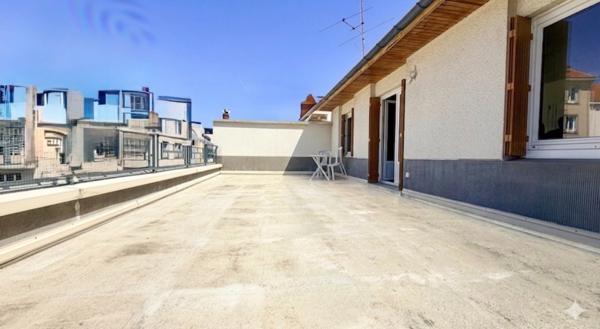 Maison de ville avec terrasse, balcon, jardin et gd garage en hyper centre de Clermont Ferrand