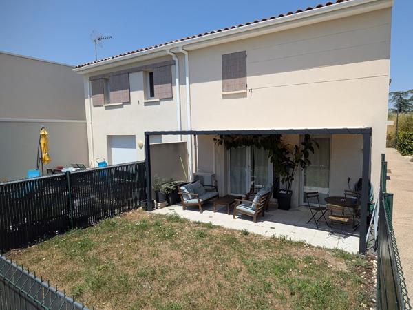 Maison récente avec jardin, pergola, garage et parking dans résidence