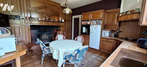 VIC-FEZENSAC maison de ville à jardin et piscine