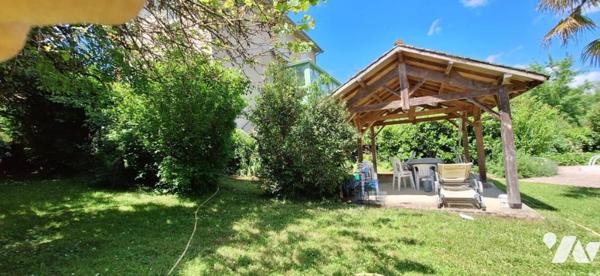 VIC-FEZENSAC maison de ville à jardin et piscine