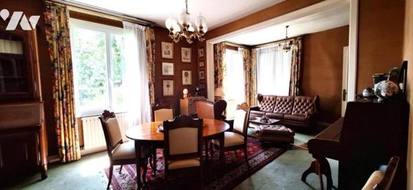 VIC-FEZENSAC maison de ville à jardin et piscine