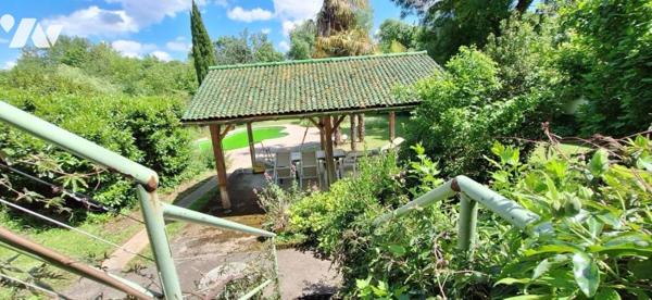 VIC-FEZENSAC maison de ville à jardin et piscine
