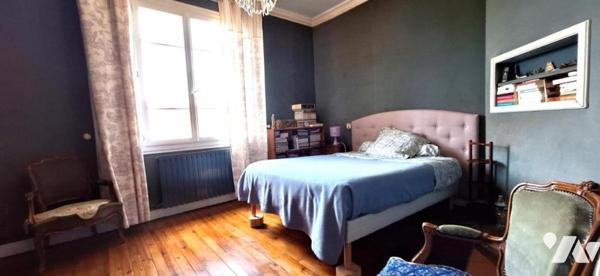 VIC-FEZENSAC maison de ville à jardin et piscine