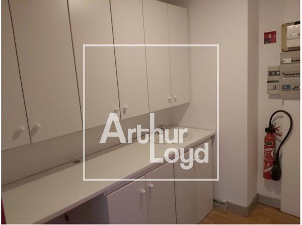 Bureaux à louer à Lattes dans immeuble mixte avec parkings libres