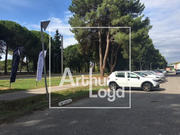 Bureaux à louer à Lattes dans immeuble mixte avec parkings libres