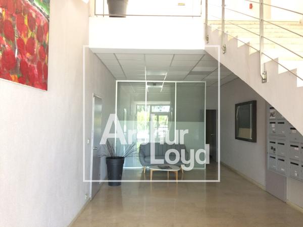 Bureaux à louer à Lattes dans immeuble mixte avec parkings libres