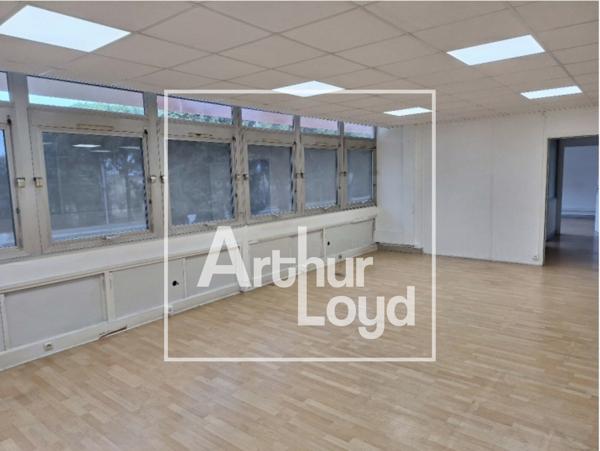 Bureaux à louer à Lattes dans immeuble mixte avec parkings libres