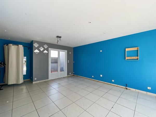 Ensemble immobilier avec local commercial en RDJ et T2 mezzanine à l'étage