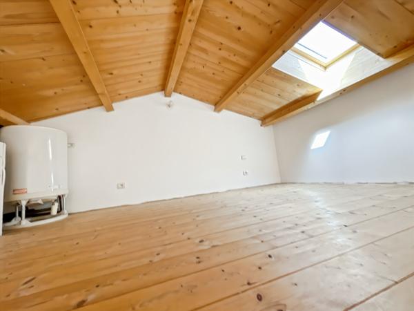 Ensemble immobilier avec local commercial en RDJ et T2 mezzanine à l'étage