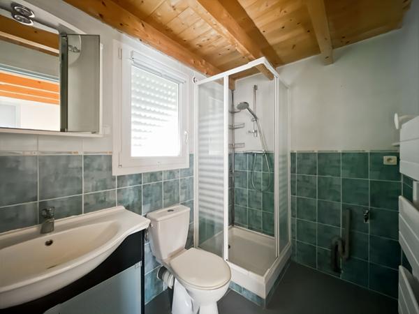 Ensemble immobilier avec local commercial en RDJ et T2 mezzanine à l'étage