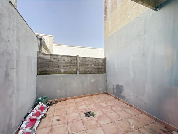 Ensemble immobilier avec local commercial en RDJ et T2 mezzanine à l'étage