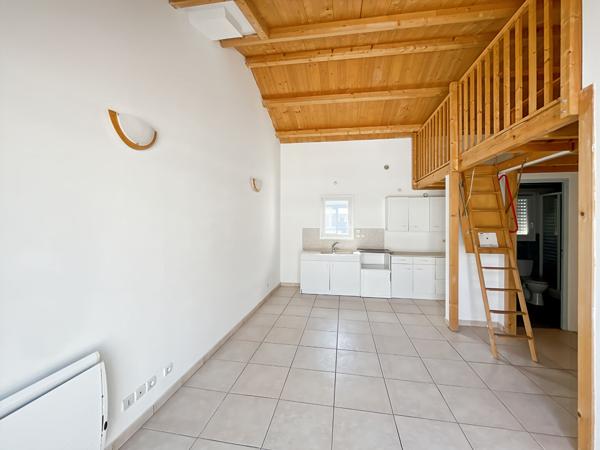 Ensemble immobilier avec local commercial en RDJ et T2 mezzanine à l'étage