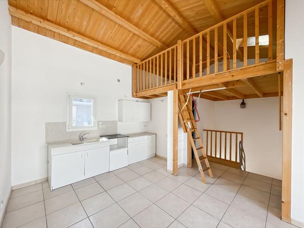 Ensemble immobilier avec local commercial en RDJ et T2 mezzanine à l'étage