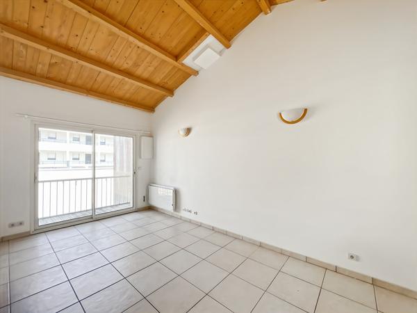 Ensemble immobilier avec local commercial en RDJ et T2 mezzanine à l'étage