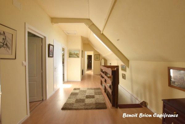 Authentique longère en pierre de 153 m² avec 4 chambres sur un terrain de 4 591 m² à Saint-Charles-de-Percy (14)