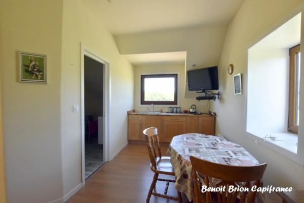 Authentique longère en pierre de 153 m² avec 4 chambres sur un terrain de 4 591 m² à Saint-Charles-de-Percy (14)