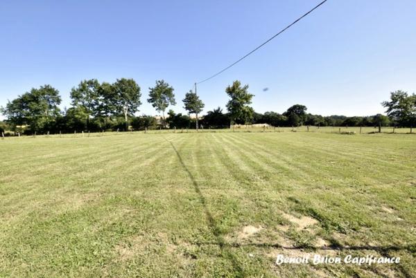 Authentique longère en pierre de 153 m² avec 4 chambres sur un terrain de 4 591 m² à Saint-Charles-de-Percy (14)