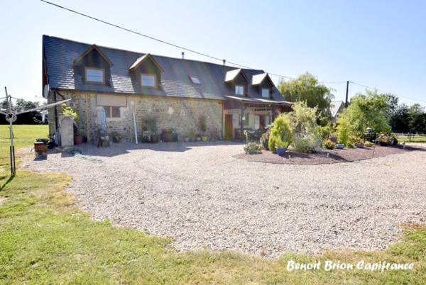 Authentique longère en pierre de 153 m² avec 4 chambres sur un terrain de 4 591 m² à Saint-Charles-de-Percy (14)