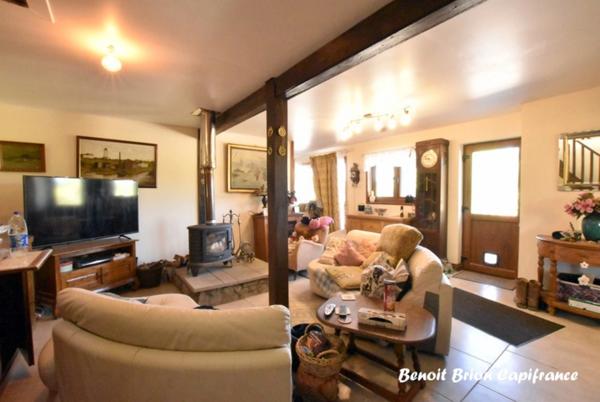 Authentique longère en pierre de 153 m² avec 4 chambres sur un terrain de 4 591 m² à Saint-Charles-de-Percy (14)