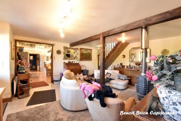 Authentique longère en pierre de 153 m² avec 4 chambres sur un terrain de 4 591 m² à Saint-Charles-de-Percy (14)