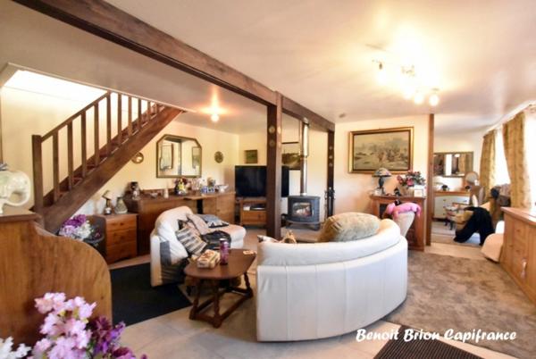 Authentique longère en pierre de 153 m² avec 4 chambres sur un terrain de 4 591 m² à Saint-Charles-de-Percy (14)