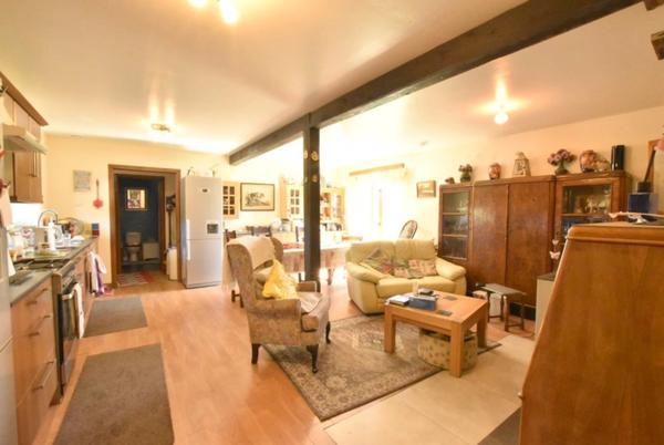 Authentique longère en pierre de 153 m² avec 4 chambres sur un terrain de 4 591 m² à Saint-Charles-de-Percy (14)