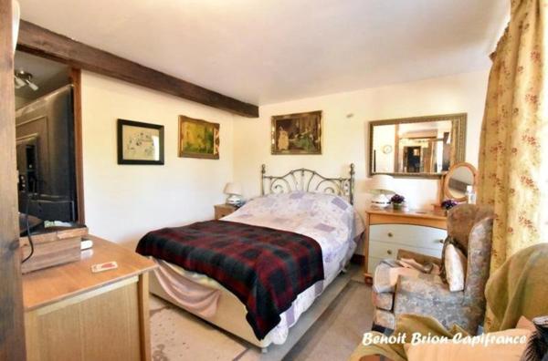 Authentique longère en pierre de 153 m² avec 4 chambres sur un terrain de 4 591 m² à Saint-Charles-de-Percy (14)