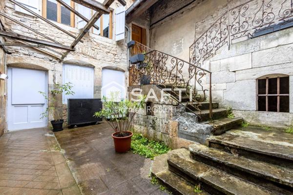 GRANDE APPARTEMENT AU CENTRE DU VILLAGE