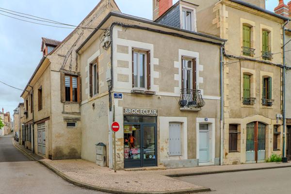 Maison de ville, Nevers, hyper centre, 2 chambres, local commercial, potentiel locatif, 2H30 de PARIS