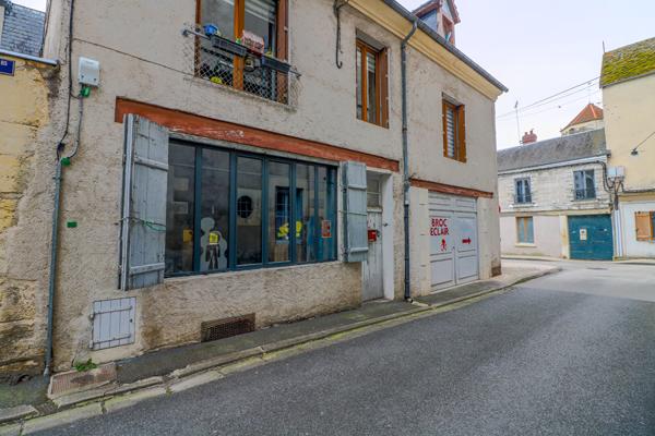 Maison de ville, Nevers, hyper centre, 2 chambres, local commercial, potentiel locatif, 2H30 de PARIS